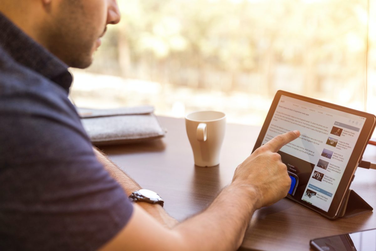 homem trabalhando com tablet